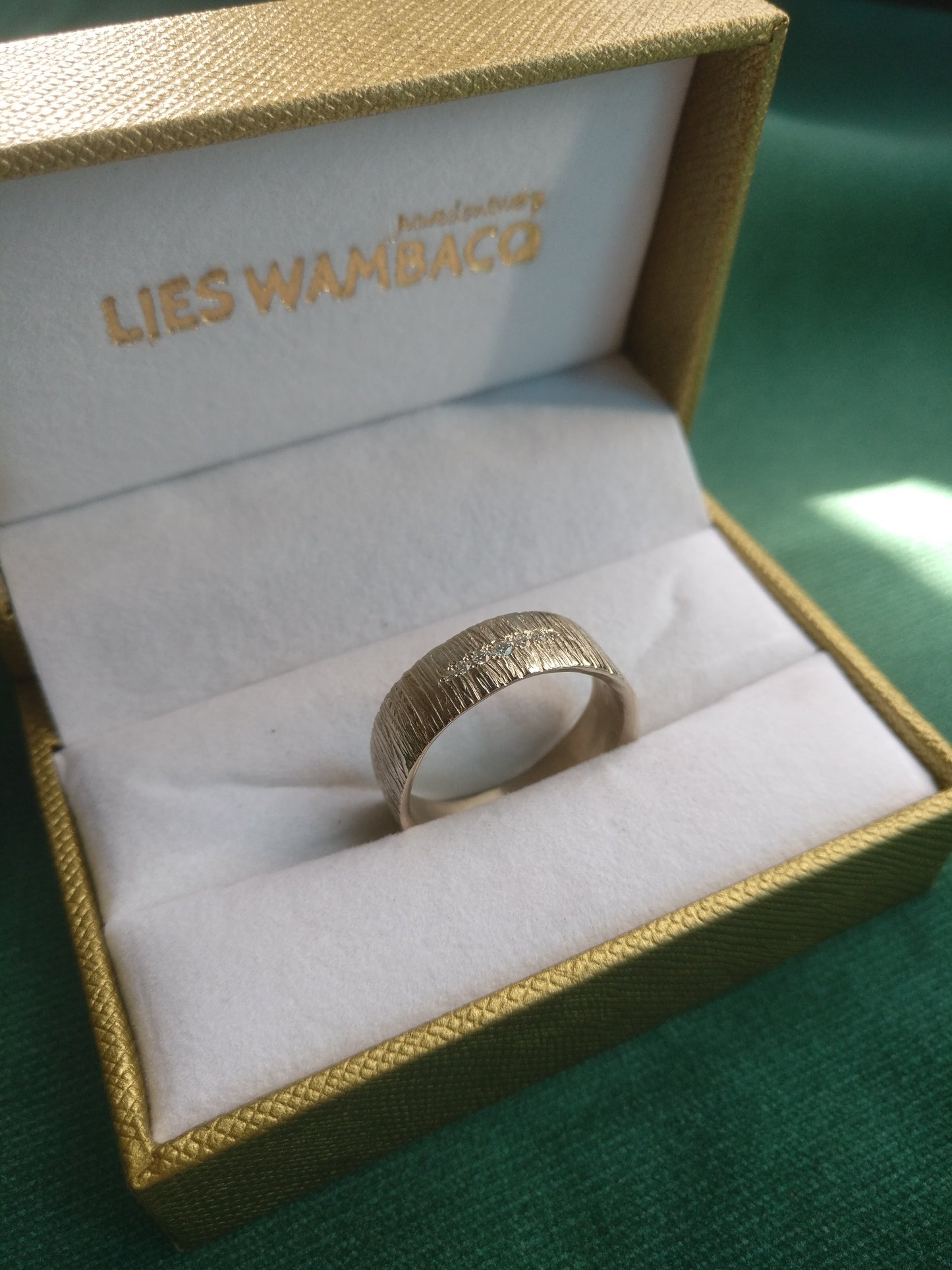 Ring in 18k wit goud met diamant: op maat gemaakt