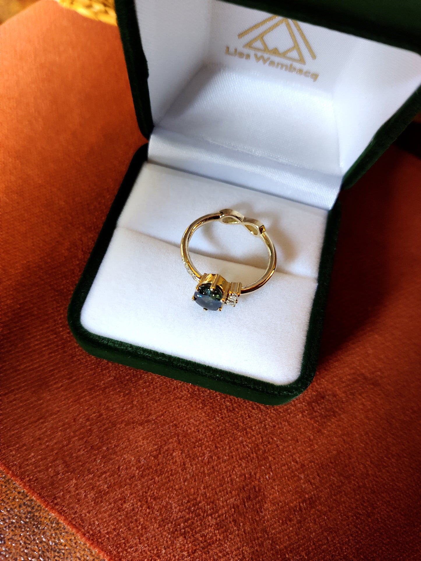 Ring in 18k geel goud met groene saffier en diamant: op maat gemaakt