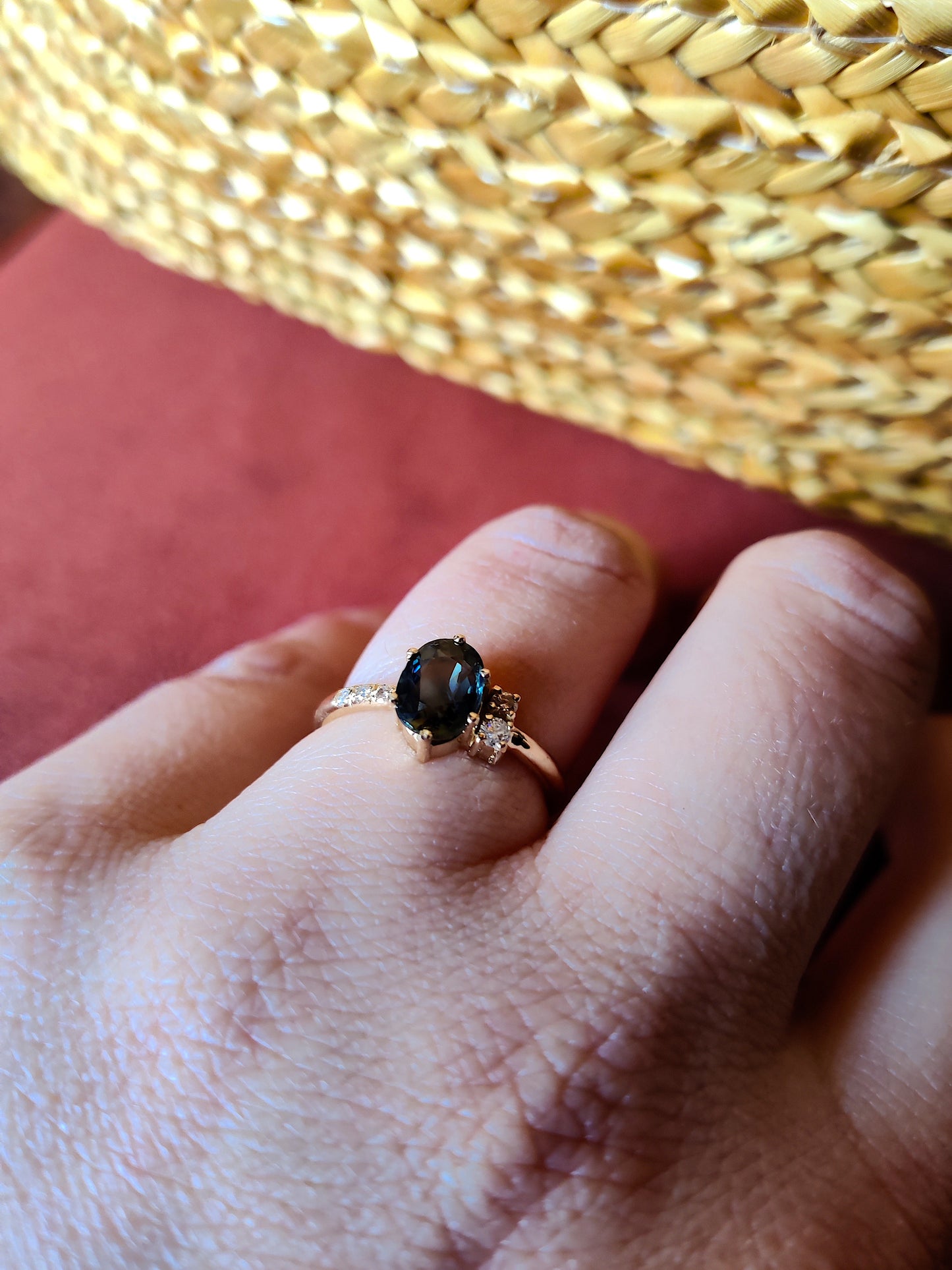 Ring in 18k geel goud met groene saffier en diamant: op maat gemaakt