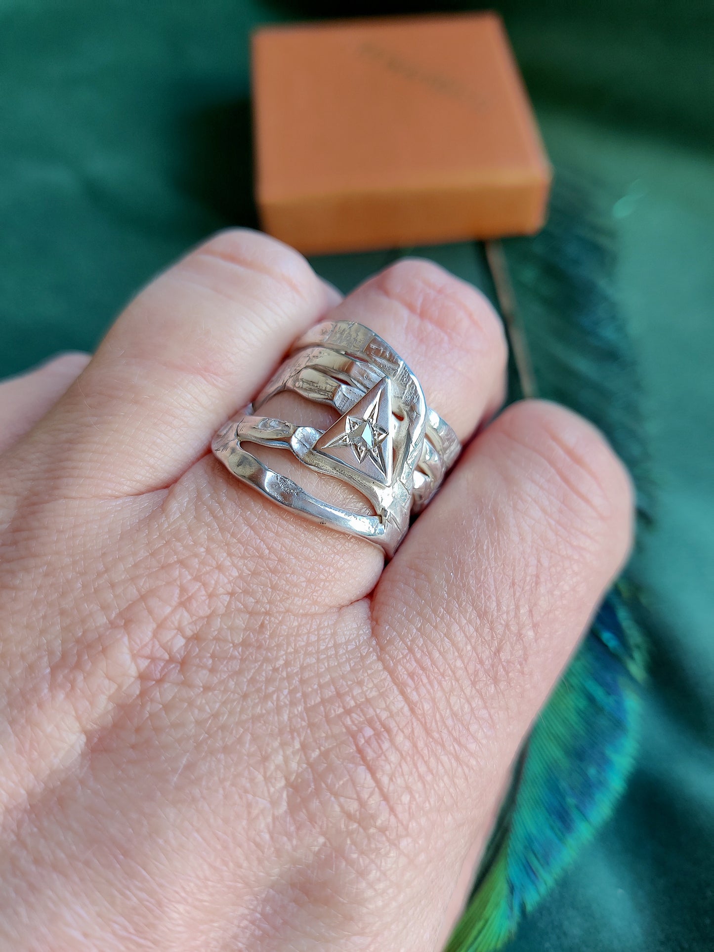Ring in zilver: Roosgeslepen driehoek
