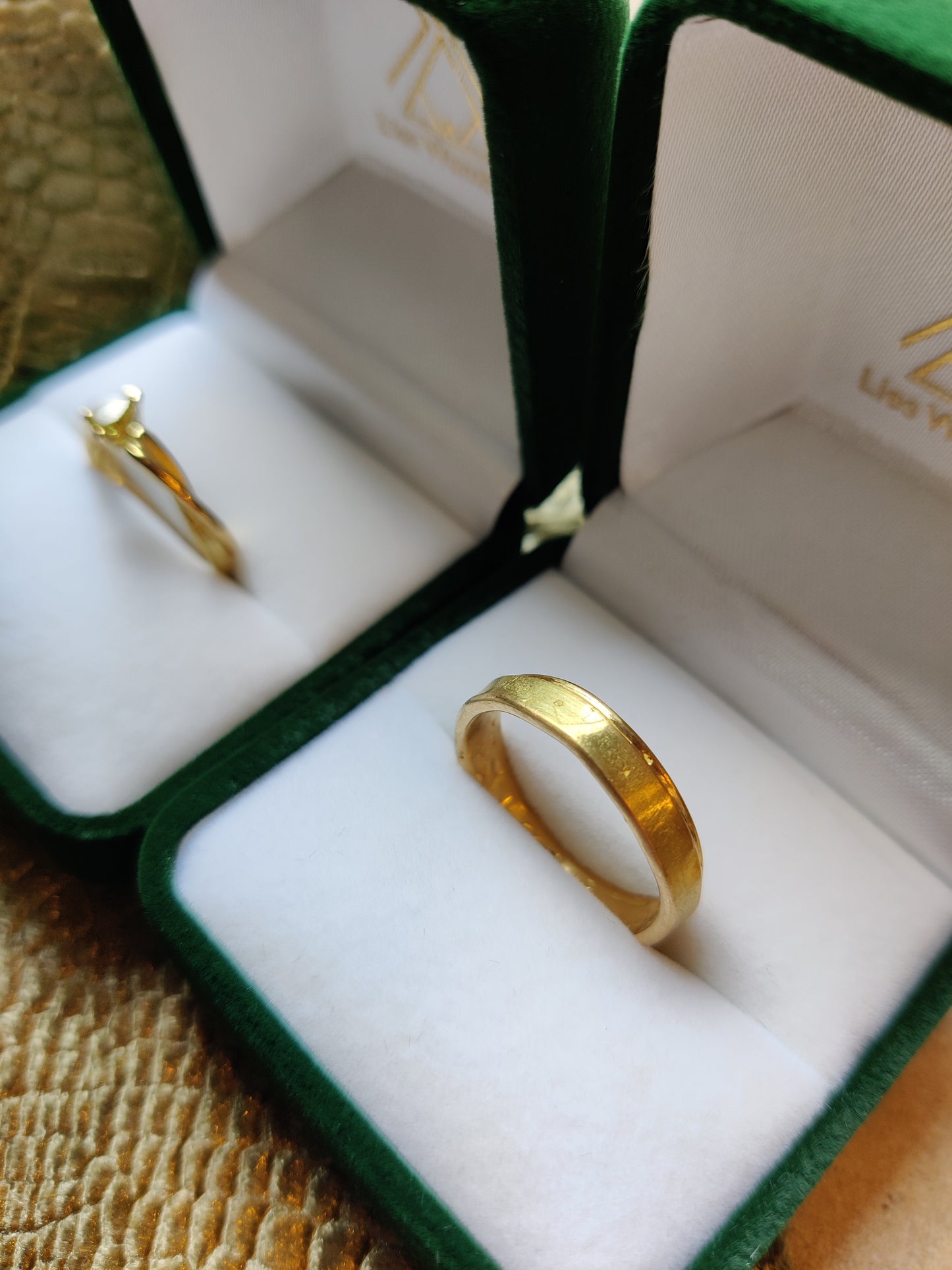 Trouwringen in 18K geel goud met groene druppelvormige diamant: op maat gemaakt