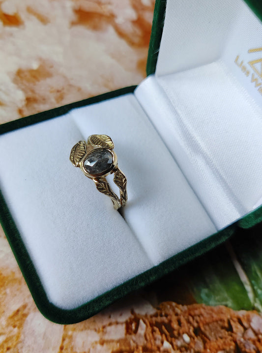 Verlovingsring in 18k geel goud met peper en zout diamant: op maat gemaakt